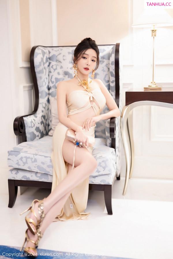 王馨瑶  [XiuRen]高清写真图 2024.01.19 No.7991 王馨瑶yanni 长裙美臀第10张图片